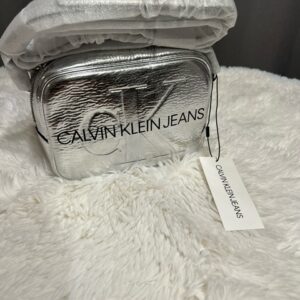 Kabelka CALVIN KLEIN Jeans - Camera bag Silver crossbody