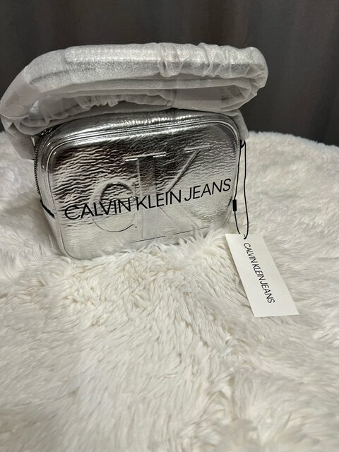 Dámska Kabelka CALVIN KLEIN Jeans - Camera bag Silver crossbody