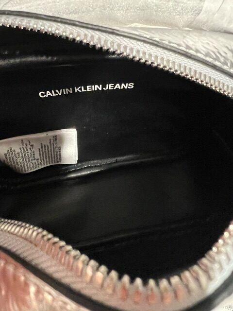Dámska Kabelka CALVIN KLEIN Jeans - Camera bag Silver crossbody – Obrázok 4